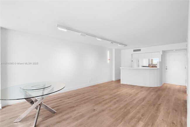 Building Photo - 2655 Collins Ave