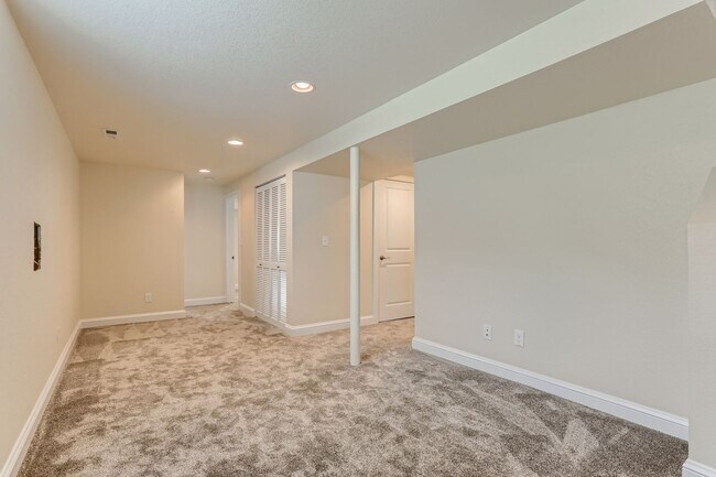 Building Photo - Amazing 4BR, 2BTH in Denver!