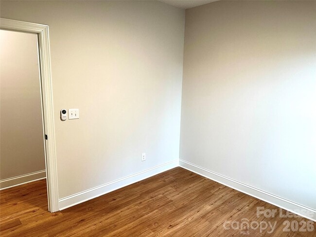 Building Photo - 525 N Linwood Ave