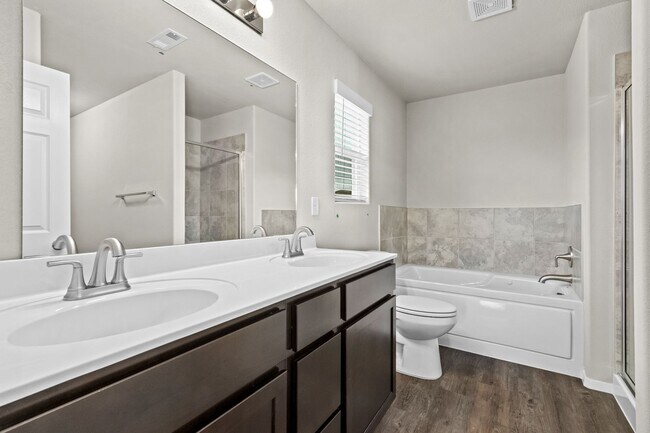 Building Photo - Beautiful new build home!