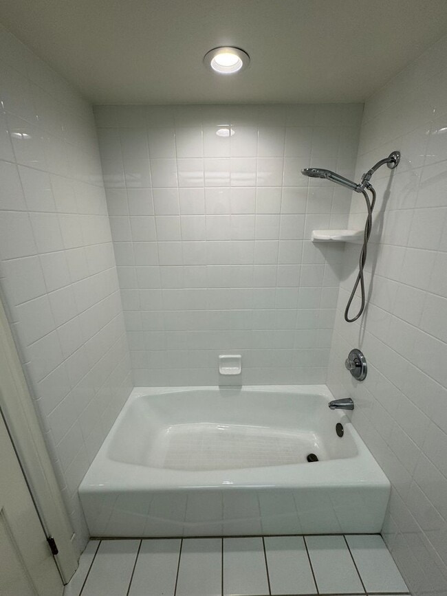 Building Photo - Spacious East Ventura Home- Many Interior Upgrades and Large Backyard!