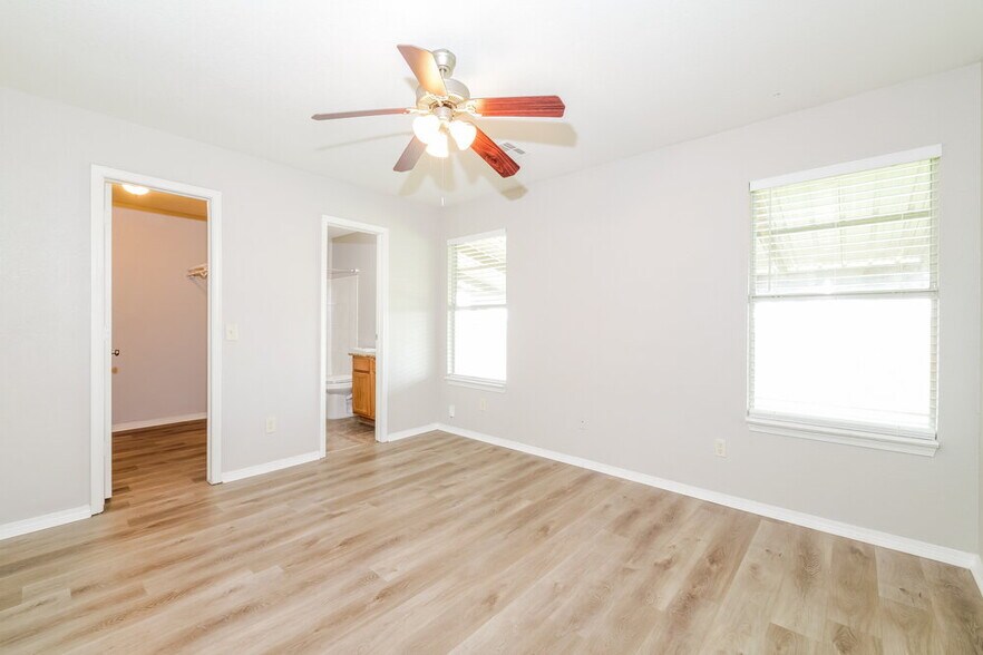 Building Photo - 1101 Edinburg Dr