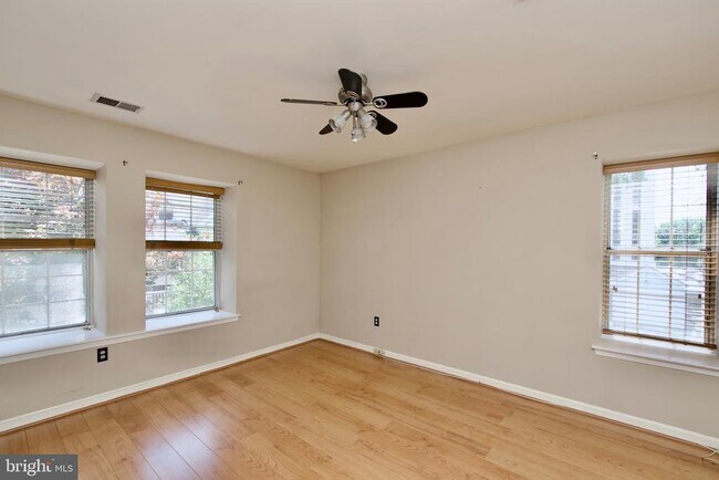 Building Photo - 3377 Lakeside View Dr