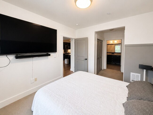 Building Photo - 1bd/1.5ba Seattle Condo
