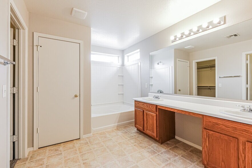 Building Photo - 13519 W San Juan Ct