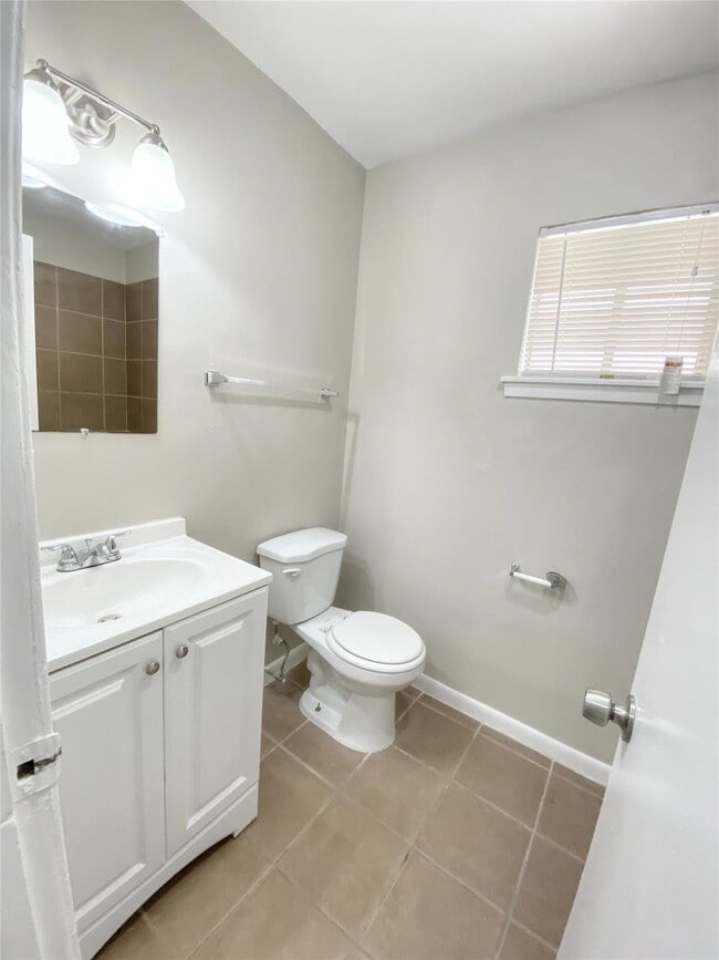Building Photo - 1141 N Durham Dr