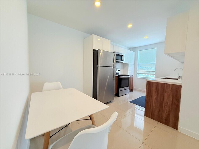 Building Photo - 924 Marseille Dr