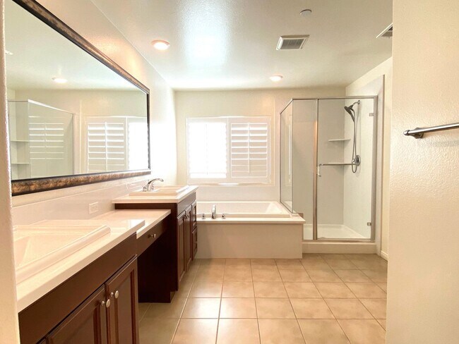 Building Photo - Beautiful 6 bed and 4.5 bath home in West ...