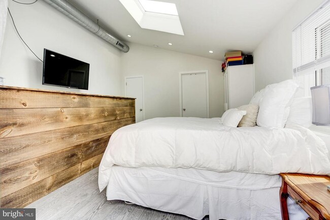 Building Photo - 430 Poplar St