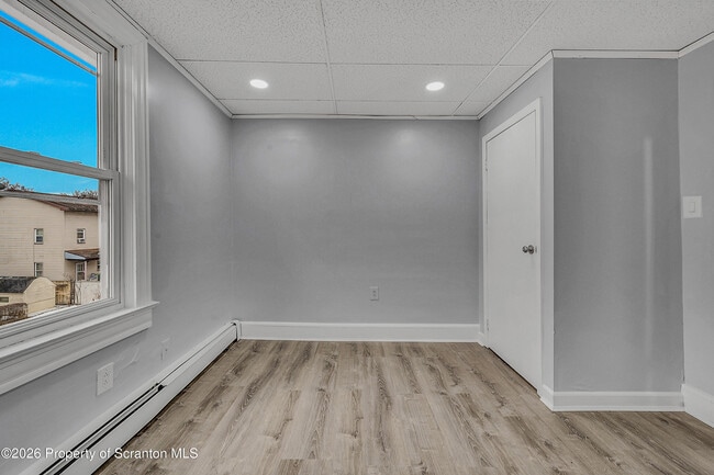 Building Photo - 8 Green Ridge St