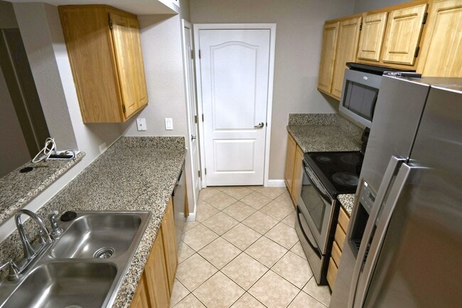 Building Photo - Great Upper Condo at Tuscan Villas, Hacienda and Decatur