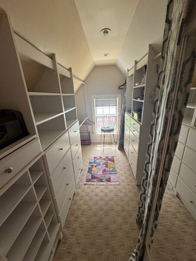 Building Photo - Beautifully Furnished Three Bedroom Home