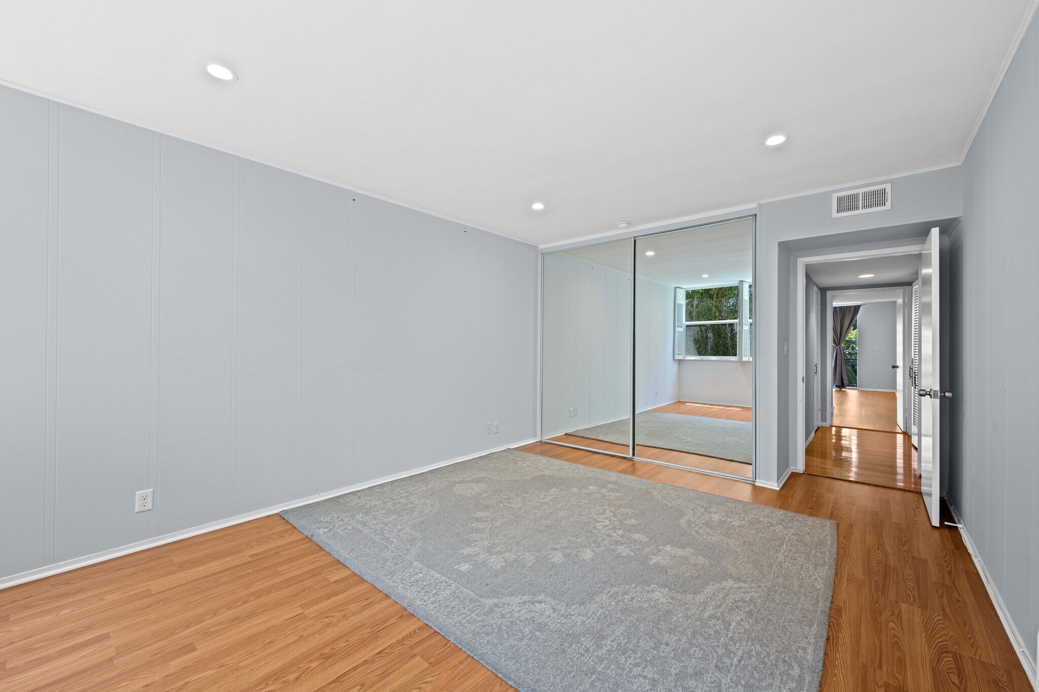 Building Photo - 289 S Barrington Ave