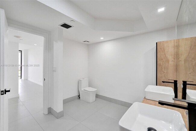Building Photo - 20281 E Country Club Dr