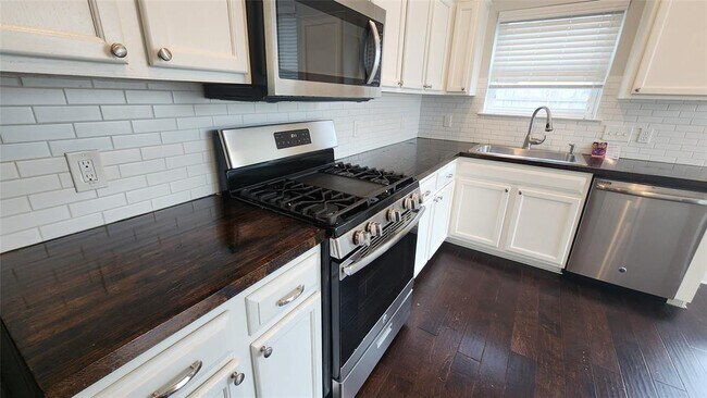 Building Photo - 8404 Tetbury Cove