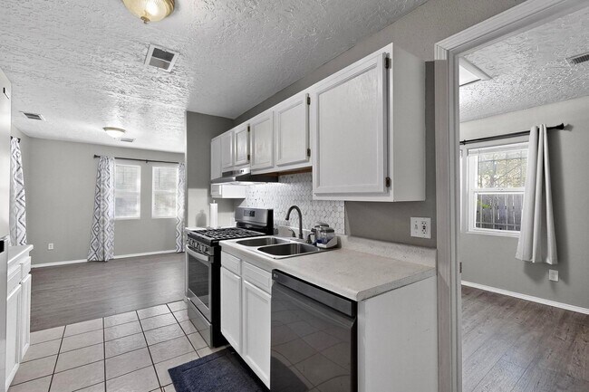 Building Photo - Historic Bungalow House 2 Bedroom 1 Bath- MOVE-IN Special