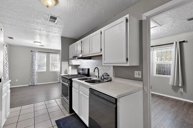 Building Photo - Historic Bungalow House 2/bd 1/ba 730/sf