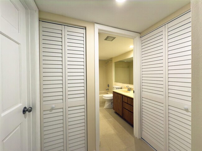 Building Photo - 1701 Whitehall Dr