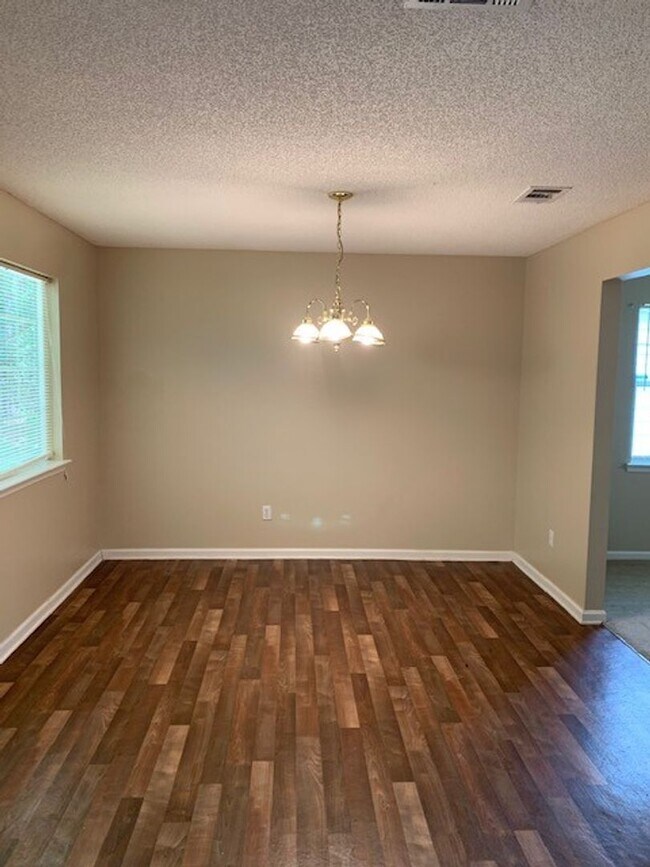 Building Photo - 3BD/2B located in Valdosta city limits.