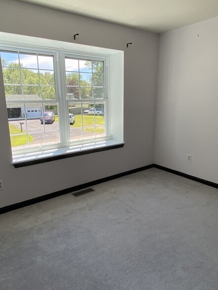 Master bedroom - 163 Rivers Edge Dr