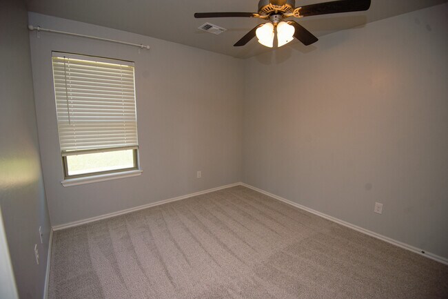 Building Photo - 4405 W Country Club Dr
