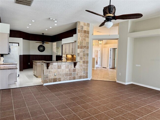 Building Photo - 2637 Shinoak Dr