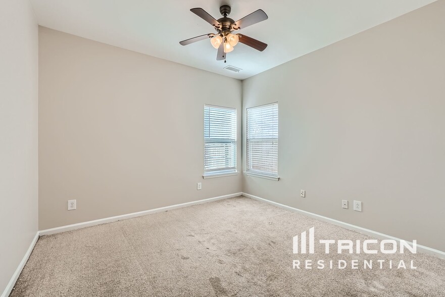 Building Photo - 12733 Oakton Hunt Dr