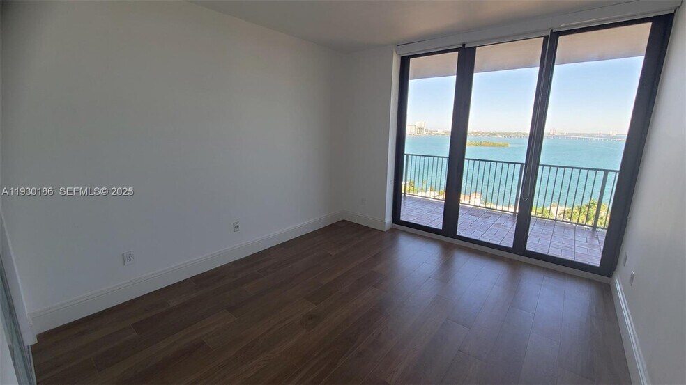 Building Photo - 1000 Venetian Way