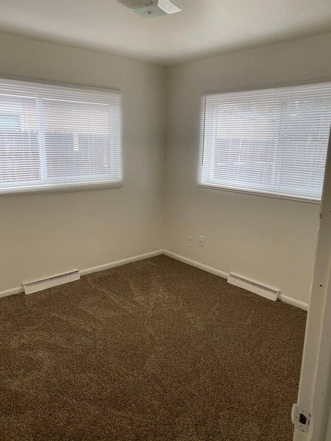 Building Photo - 3 Bedroom House!