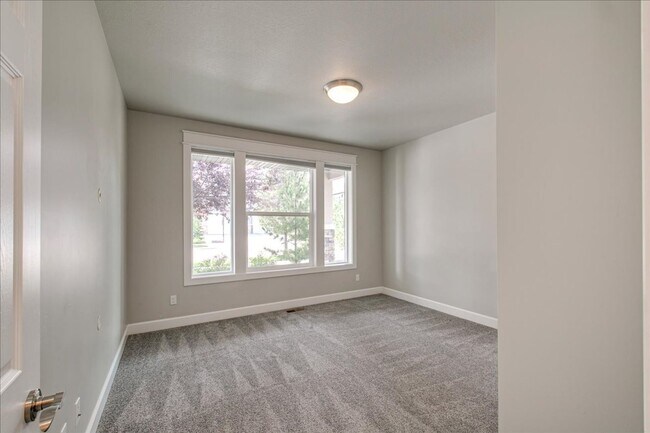 Building Photo - Beautiful Home in Desired Hazelwood Subdiv...