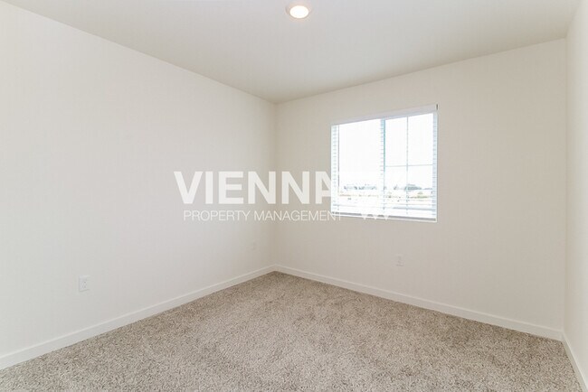 Building Photo - 1048 Silver Feather Wy