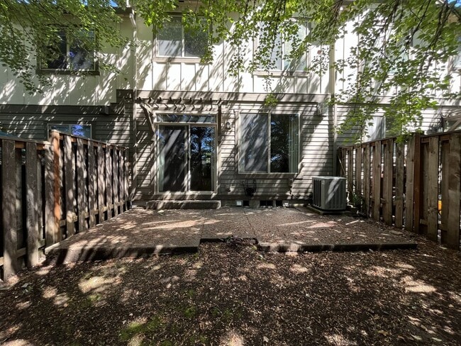 Building Photo - Beautifully Updated Bethany Townhome with Private Backyard and Modern Finishes