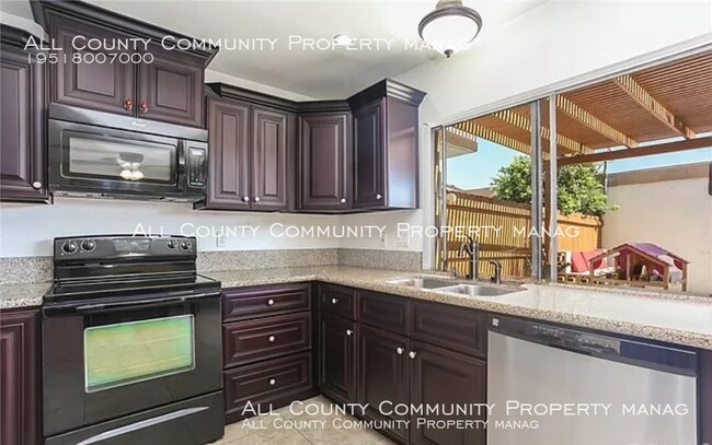 Building Photo - Beautiful 3 bedroom 1.5 bath Townhouse