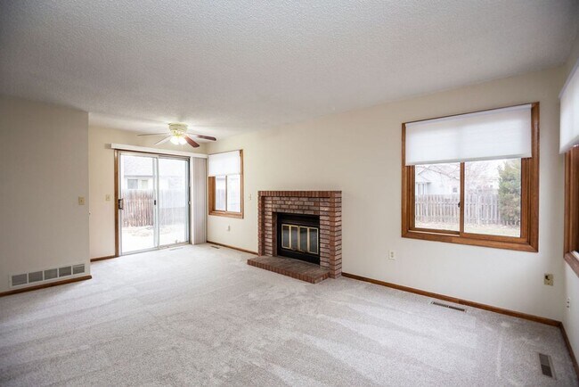Building Photo - Charming 3 Bed, 2 Bath Home on a Quiet Cul-de-Sac with a Fenced Yard & 2-Car Garage!