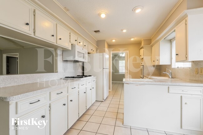 Building Photo - 222 Magic Oaks Dr