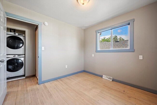 Building Photo - Updated 2 Bedroom Home in North Park Hill | Fresh Paint & Prime Denver Location