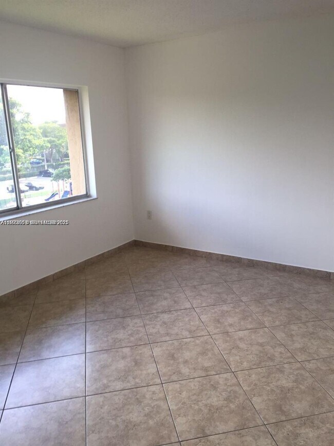 Building Photo - 721 N Pine Island Rd