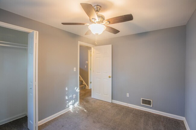 Building Photo - Amazing 4 BR/2 BA Semi-Detached Home in Ca...