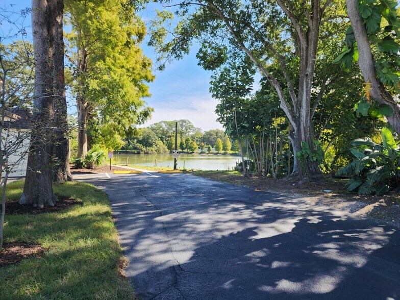 Building Photo - 558 Clearwater Largo Rd N