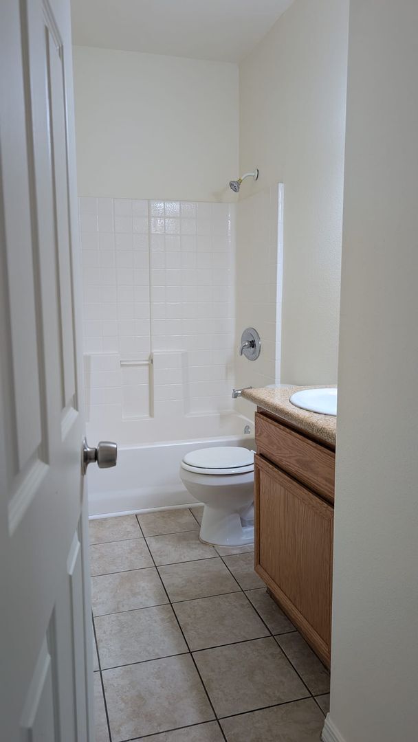 Building Photo - Beautiful 3 bedroom/ 2 bath in gated community. Call or come by to view!