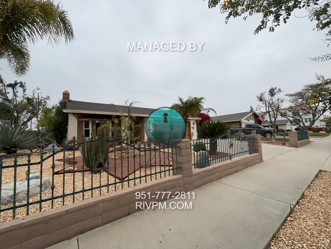 Building Photo - Charming 3-Bedroom Pool Home for Rent in R...