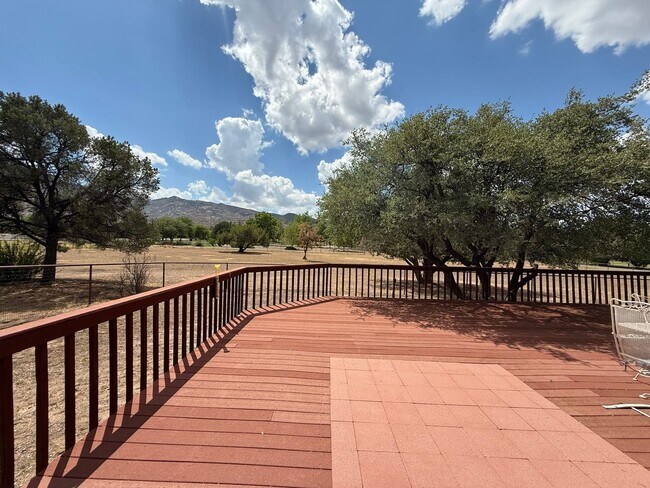 Building Photo - Custom home on 3 acres in Williamson Valley