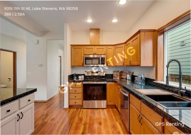 Building Photo - Stylish 3-Bedroom Home in Prime Lake Steve...