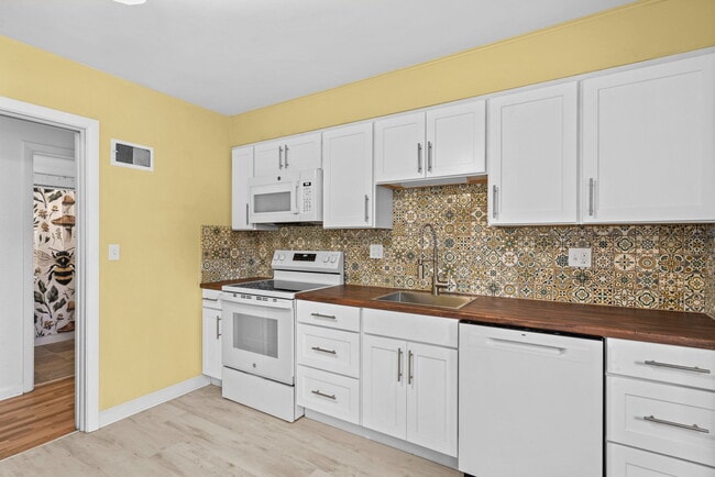 Building Photo - 305 Knoop Ln
