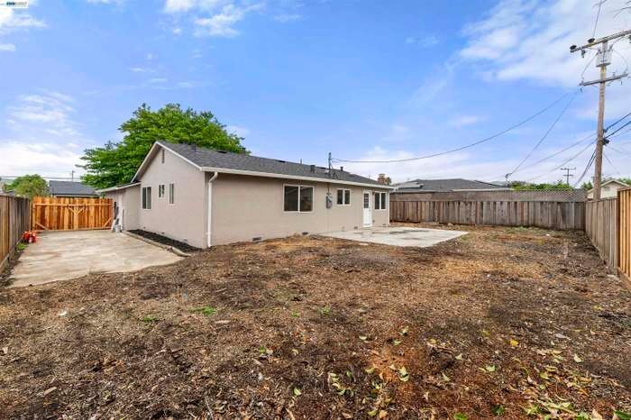 Building Photo - 40335 Robin St