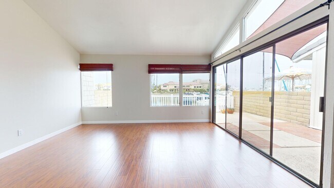 Building Photo - Beautifully Updated Spacious 3 Bed 3 Bath ...