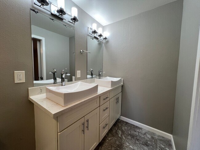 Building Photo - 3 Bedroom 2.5 Bath in Desirable Renton Fairwood Greens