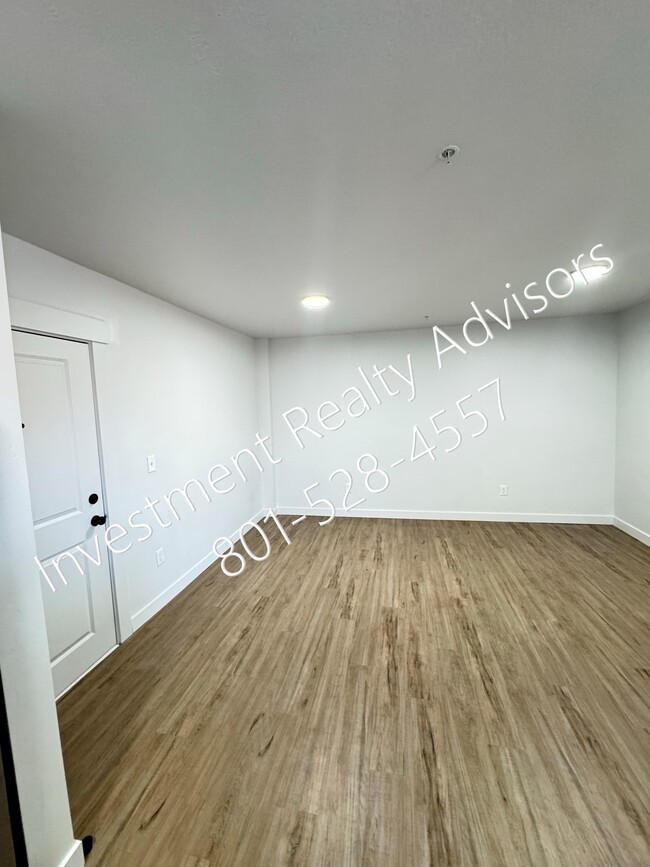 Building Photo - Completely Renovated Apartment!