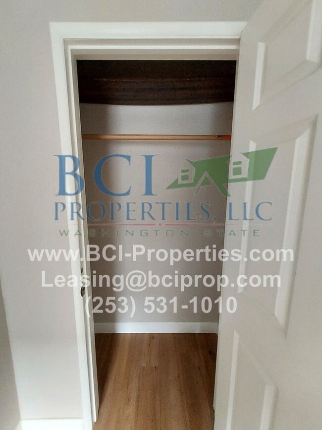 Building Photo - Beautifully remodeled 2 bedroom Duplex nex...