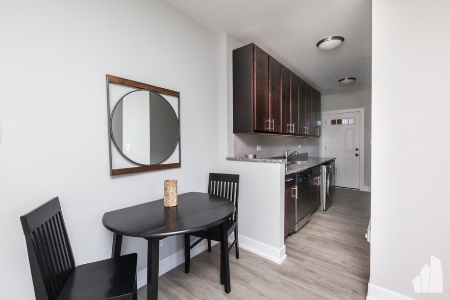 Building Photo - 709 W Brompton Ave